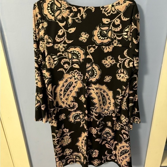 Emma & Michele Bell sleeve dress - Picture 3 of 5